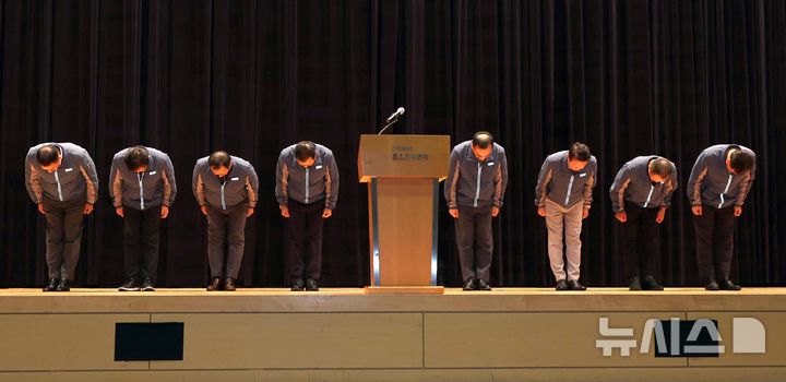 [인천=뉴시스] 전진환 기자 = 정희민 포스코이앤씨 대표이사 사장이 29일 오후 인천 연수구 포스코이앤씨 인천 송도사옥에서 지난 28일 경남 함양~창녕 고속도로 현장에서 발생한 중대재해와 관련해 임원진과 고개숙여 사과하고 있다.  포스코이앤씨가 시공하는 경남 함양-울산고속도로 의령나들목 공사 현장에서 지난 28일 사면 보강 작업을 하던 60대 노동자가 천공기(지반을 뚫는 건설기계)에 끼여 사망하는 사고가 발생했다. 2025.07.29 amin2@newsis.com
