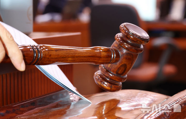 [서울=뉴시스] 김금보 기자 = 이원택 농림축산식품해양수산위원회 위원장 직무대리가 29일 서울 여의도 국회에서 열린 농림축산식품해양수산위원회 전체회의에서 의사봉을 두드리고 있다. 2025.07.29. kgb@newsis.com