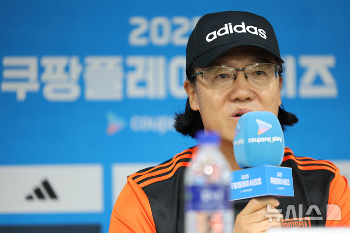 [수원=뉴시스] 황준선 기자 = 2025 쿠팡플레이 시리즈 팀 K리그의 김판곤 감독이 29일 오후 경기 수원시 수원월드컵 경기장에서 열린 기자회견에서 발언하고 있다. 팀 K리그는 오는 30일 수원월드컵경기장에서 잉글랜드 프로축구 프리미어리그(EPL) 뉴캐슬 유나이티드와 친선경기를 치른다. 2025.07.29. hwang@newsis.com