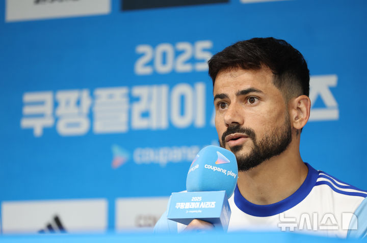 [수원=뉴시스] 황준선 기자 = 2025 쿠팡플레이 시리즈 팀 K리그의 세징야가 29일 오후 경기 수원시 수원월드컵 경기장에서 열린 기자회견에서 발언하고 있다. 팀 K리그는 오는 30일 수원월드컵경기장에서 잉글랜드 프로축구 프리미어리그(EPL) 뉴캐슬 유나이티드와 친선경기를 치른다. 2025.07.29. hwang@newsis.com