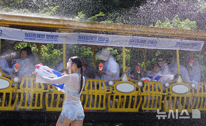 [제주=뉴시스] 우장호 기자 = 폭염이 기승을 부린 29일 오후 제주시 조천읍 에코랜드 테마파크에서 여름 시즌 체험 콘텐츠인 '워터트레인 시즌2 : 몬스터를 잡아라'가 열려 방문객들이 물총싸움을 하며 한낮 더위를 식히고 있다. 2025.07.29. woo1223@newsis.com