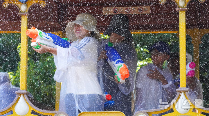 [제주=뉴시스] 우장호 기자 = 폭염이 기승을 부린 29일 오후 제주시 조천읍 에코랜드 테마파크에서 여름 시즌 체험 콘텐츠인 '워터트레인 시즌2 : 몬스터를 잡아라'가 열려 방문객들이 물총싸움을 하며 한낮 더위를 식히고 있다. 2025.07.29. woo1223@newsis.com