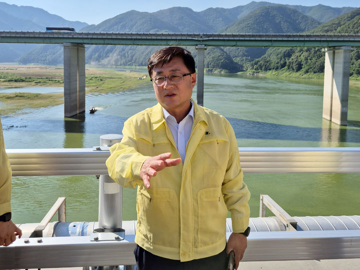 [서울=뉴시스] 조성우 기자 = 김성환 환경부 장관이 지난달 29일 오후 강원도 춘천 소양강댐을 찾아 소양호 녹조 현황을 점검하고 있다. (사진= 환경부 제공) 2025.07.29. photo@newsis.com *재판매 및 DB 금지