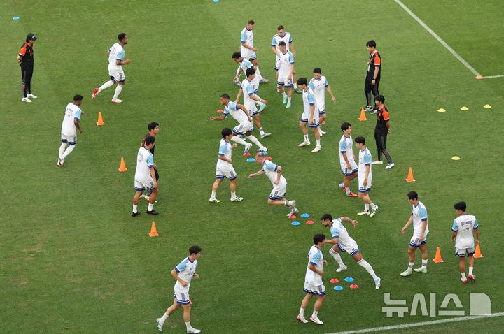 [수원=뉴시스] 황준선 기자 = 2025 쿠팡플레이 시리즈 팀 K리그 선수들이 29일 오후 경기 수원시 수원월드컵 경기장에서 훈련을 하고 있다. 팀 K리그는 오는 30일 수원월드컵경기장에서 잉글랜드 프로축구 프리미어리그(EPL) 뉴캐슬 유나이티드와 친선경기를 치른다. 2025.07.29. hwang@newsis.com