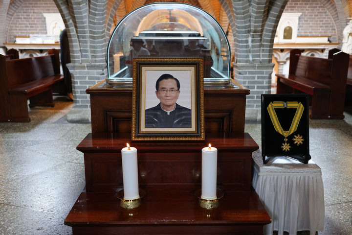 [서울=뉴시스] 조성우 기자 = 문화체육관광부가 지난 27일 선종한 천주교 고 안충석 신부에게 국민훈장 모란장을 추서했다고 밝혔다. 사진은 29일 고인의 빈소가 마련된 서울 중구 명동 주교좌 명동대성당 지하성당에 놓인 훈장 모습. (사진=천주교 서울대교구 제공) 2025.07.29. photo@newsis.com *재판매 및 DB 금지