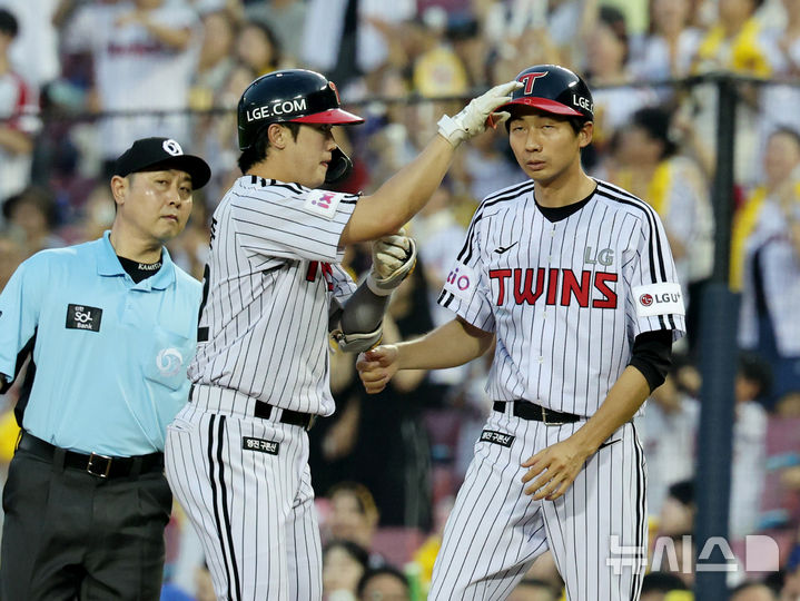 [서울=뉴시스] 김진아 기자 = 29일 서울 송파구 잠실야구장에서 열린 2025 KBO리그 kt wiz와 LG 트윈스의 경기, 3회말 2사 2루 LG 손용준이 역전 1타점 적시타를 친 후 기뻐하고 있다. 2025.07.29. bluesoda@newsis.com