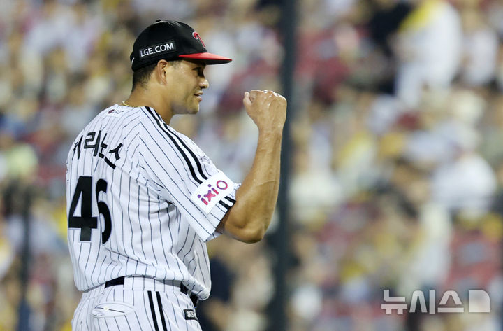 [서울=뉴시스] 김진아 기자 = 지난 29일 서울 송파구 잠실야구장에서 열린 2025 KBO리그 kt wiz와 LG 트윈스의 경기, 5회초 LG선발 치리노스가 무실점으로 이닝을 마친 뒤 주먹을 불끈 쥐고 있다.&nbsp; 2025.07.29. bluesoda@newsis.com