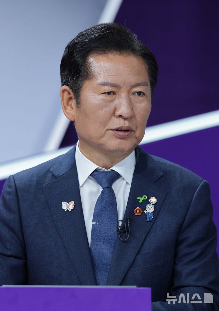 [서울=뉴시스] 국회사진기자단 = 정청래 더불어민주당 당대표 후보가 29일 오후 서울 마포구 MBC에서 열린 TV토론회에 참석하고 있다. 2025.07.29. photo@newsis.com