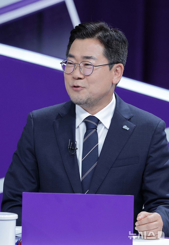 [서울=뉴시스] 국회사진기자단 = 박찬대 더불어민주당 당대표 후보가 29일 오후 서울 마포구 MBC에서 열린 TV토론회에 참석하고 있다. 2025.07.29. photo@newsis.com