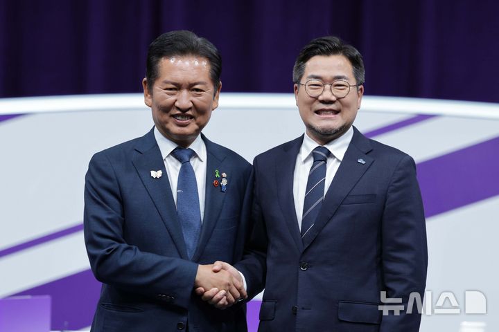 [서울=뉴시스] 국회사진기자단 = 정청래(왼쪽), 박찬대 더불어민주당 당대표 후보가 29일 오후 서울 마포구 MBC에서 열린 TV토론회에서 기념촬영을 하고 있다. 2025.07.29. photo@newsis.com