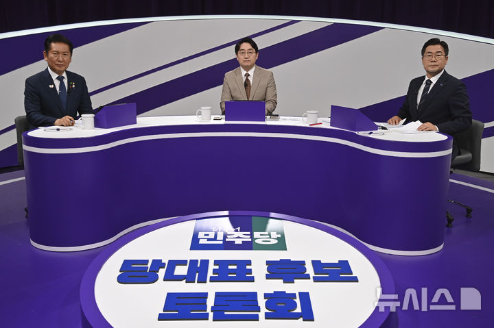 [서울=뉴시스] 국회사진기자단 = 정청래(왼쪽), 박찬대 더불어민주당 당대표 후보가 29일 오후 서울 마포구 MBC에서 열린 TV토론회에 참석해 있다. 2025.07.29. photo@newsis.com