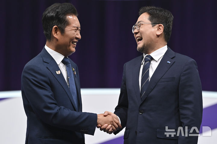 [서울=뉴시스] 국회사진기자단 = 정청래(왼쪽), 박찬대 더불어민주당 당대표 후보가 29일 오후 서울 마포구 MBC에서 열린 TV토론회에서 악수를 하고 있다. 2025.07.29. photo@newsis.com