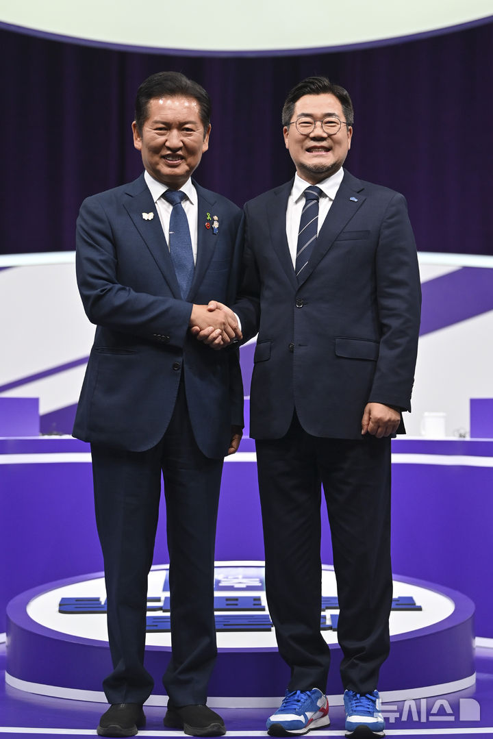 [서울=뉴시스] 국회사진기자단 = 정청래(왼쪽), 박찬대 더불어민주당 당대표 후보가 29일 오후 서울 마포구 MBC에서 열린 TV토론회에서 기념촬영을 하고 있다. 2025.07.29. photo@newsis.com