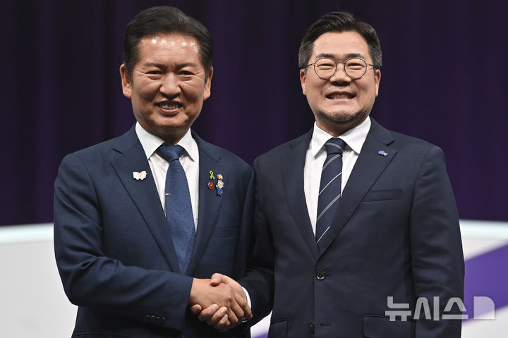 [서울=뉴시스] 국회사진기자단 = 정청래(왼쪽), 박찬대 더불어민주당 당대표 후보가 29일 오후 서울 마포구 MBC에서 열린 TV토론회에서 기념촬영을 하고 있다. 2025.07.29. photo@newsis.com