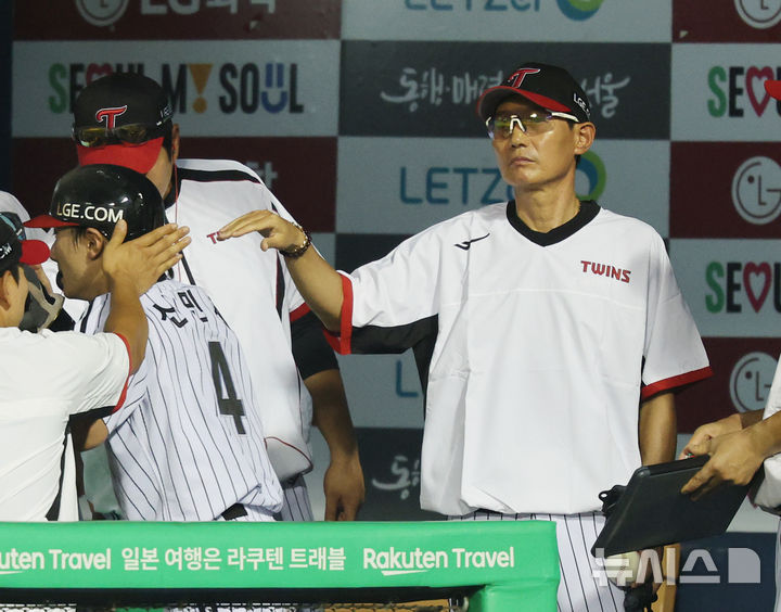 [서울=뉴시스] 김진아 기자 = 29일 서울 송파구 잠실야구장에서 열린 2025 KBO리그 kt wiz와 LG 트윈스의 경기, 5회말 1사 2루 문성주 1타점 적시타 때 홈으로 들어온 신민재를 염경엽 감독이 격려하고 있다. 2025.07.29. bluesoda@newsis.com