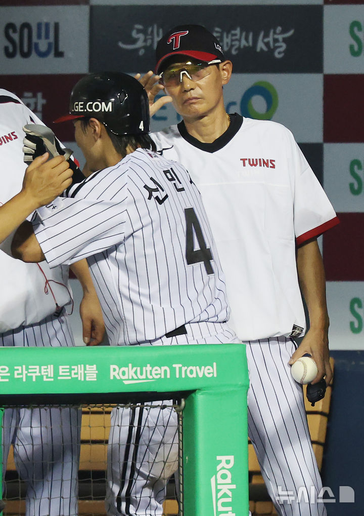 [서울=뉴시스] 김진아 기자 = 29일 서울 송파구 잠실야구장에서 열린 2025 KBO리그 kt wiz와 LG 트윈스의 경기, 5회말 1사 2루 문성주 1타점 적시타 때 홈으로 들어온 신민재를 염경엽 감독이 격려하고 있다. 2025.07.29. bluesoda@newsis.com