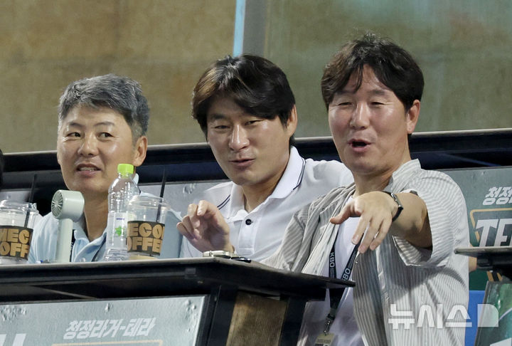 [서울=뉴시스] 김진아 기자 = 29일 서울 송파구 잠실야구장에서 열린 2025 KBO리그 kt wiz와 LG 트윈스의 경기, 야구대표팀 류지현 감독과 강인권 코치, 김원형 코치가 경기를 관전하고 있다. 2025.07.29. bluesoda@newsis.com