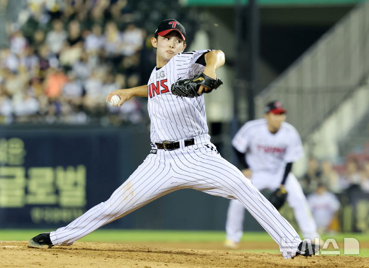 [서울=뉴시스] 김진아 기자 = 29일 서울 송파구 잠실야구장에서 열린 2025 KBO리그 kt wiz와 LG 트윈스의 경기, 8회초 LG 김영우가 역투하고 있다. 2025.07.29. bluesoda@newsis.com