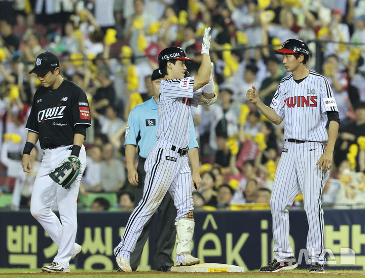 [서울=뉴시스] 김진아 기자 = 29일 서울 송파구 잠실야구장에서 열린 2025 KBO리그 kt wiz와 LG 트윈스의 경기, 8회말 무사 2,3루 LG 구본혁이 1타점 2루타를 친 후 기뻐하고 있다. 2025.07.29. bluesoda@newsis.com