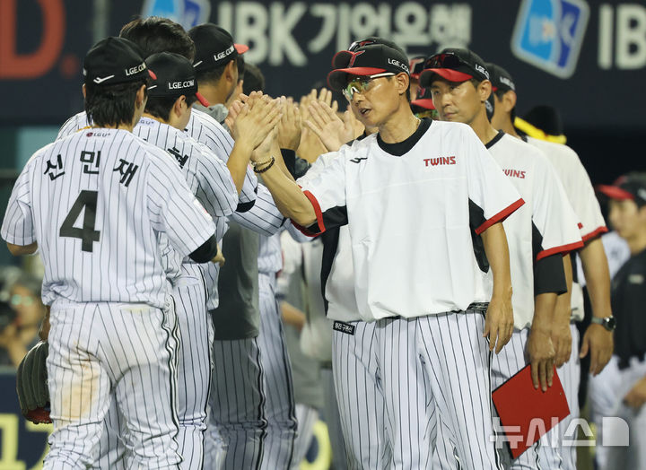 [서울=뉴시스] 김진아 기자 = 29일 서울 송파구 잠실야구장에서 열린 2025 KBO리그 kt wiz와 LG 트윈스의 경기, 8-2로 승리한 LG 염경엽 감독과 선수들이 기뻐하고 있다. 2025.07.29. bluesoda@newsis.com