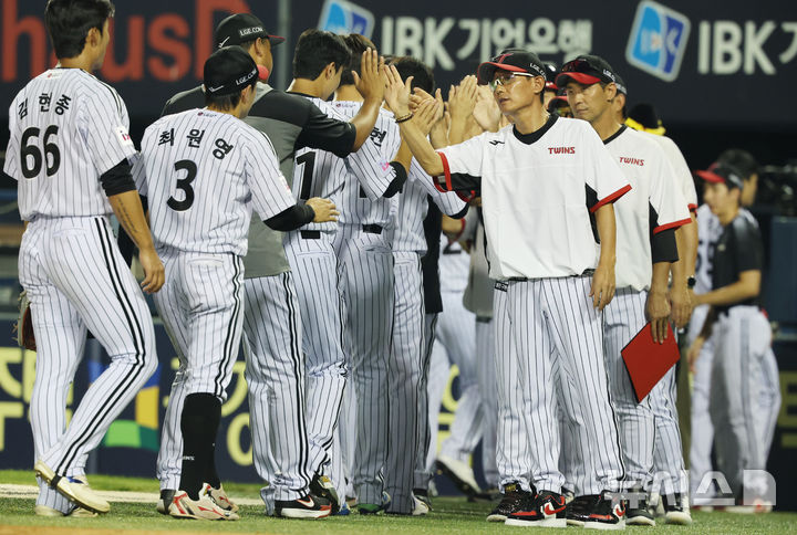 [서울=뉴시스] 김진아 기자 = 29일 서울 송파구 잠실야구장에서 열린 2025 KBO리그 kt wiz와 LG 트윈스의 경기, 8-2로 승리한 LG 염경엽 감독과 선수들이 기뻐하고 있다. 2025.07.29. bluesoda@newsis.com
