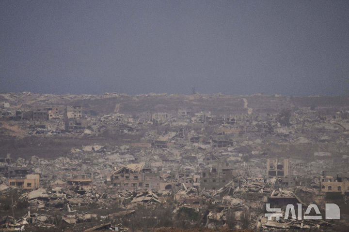 [AP/뉴시스]이스라엘군의 공습으로 건물 대부분이 파손된 가자지구를 29일 이스라엘 남부에서 바라본 모습. 팔레스타인을 독립국가로 승인하겠다는 프랑스의 발표에 이어 영국도 이스라엘이 가자지구 전쟁 휴전에 동의하지 않으면 오는 9월 팔레스타인 국가를 인정하겠다고 밝혔지만 가자지구에서 이스라엘군의 공습과 총격은 그치지 않아 29일 밤부터 30일 새벽(현지시각) 사이에만 최소 46명의 팔레스타인인들이 사망했다고 가자지구의 병원들이 밝혔다. 2025.07.30.