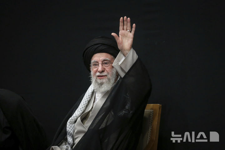[테헤란=AP/뉴시스] 이란 최고지도자실이 공개한 사진에 아야톨라 알리 하메네이 이란 최고지도자가 지난달 29일(현지 시간) 이스라엘의 공습으로 숨진 군 관계자, 핵 과학자 등 희생자들을 추모하는 행사에 참석해 지지자들에게 인사하고 있다. 2025.08.13
