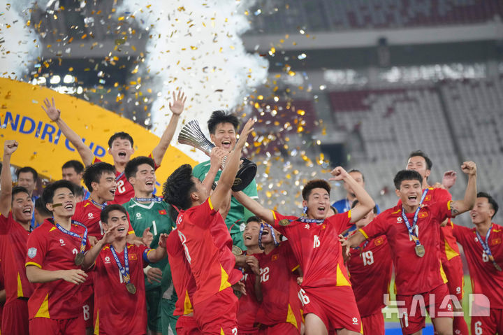 [자카르타=AP/뉴시스] 김상식 감독이 이끄는 베트남 23세 이하(U-23) 축구대표팀 선수들이 29일(현지 시간) 인도네시아 자카르타의 겔로라 붕 카르노 스타디움에서 열린 2025 아세안축구연맹(AFF) U-23 챔피언십 정상에 올라 트로피를 들고 환호하고 있다. 베트남은 인도네시아와의 결승전에서 전반 37분 응우옌 꽁 프엉의 선제 결승 골로 1-0으로 승리하며 대회 3연패를 달성했다. 2025.07.30.