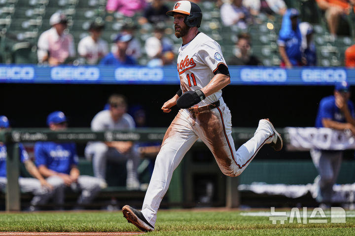 [볼티모어=AP/뉴시스] 볼티모어 오리올스의 조던 웨스트버그가 29일(현지 시간) 미국 메릴랜드주 볼티모어의 오리올 파크 앳 캠든 야즈에서 열린 2025 메이저리그(MLB) 토론토 블루제이스와의 더블헤더 1차전에서 1회말 타일러 오닐이 희생플라이를 날리자 홈을 밟고 있다. 2025.07.30.