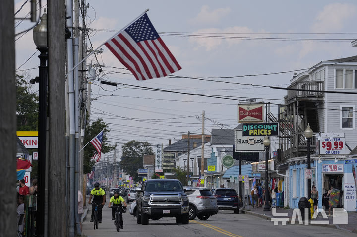 [올드오처드 비치( 미 메인주)=AP/뉴시스]&nbsp; 올드 오처드 비치의 경찰관들이 7월 29일 자전거를 타고 해안 관광지 일대를 순찰하고 있다.&nbsp; 이곳 경찰서 소속의 자메이카 출신의 경찰관이 트럼프대통령의 불법이민 추방정책에 따라 이민단속반에 체포되면서 이를 통보받지 못해 실종으로 여겼던 경찰들이 항의하는 소동이 벌어졌다. 2025. 07.31. 