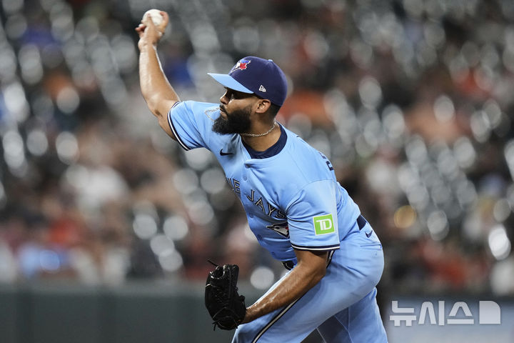 [볼티모어=AP/뉴시스] 토론토 블루제이스의 구원 투수 세란토니 도밍게스가 29일(한국 시간) 미국 메릴랜드주 볼티모어의 오리올 파크 앳 캠든 야즈에서 열린 2025 메이저리그(MLB) 볼티모어 오리올스와의 더블헤더 2차전 7회말에 등판해 투구하고 있다. 2025.07.30.