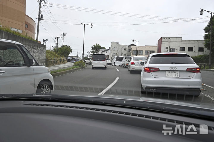 [홋카이도=AP/뉴시스]30일 오전 러시아 극동 캄차카 반도 인근 해역에서 8.7 강진이 발생해 일본 일부 지역에 지진해일(쓰나미) 경보가 발령됐다. 경보 발령 지역인 홋카이도 구시로에서 주민들이 차량에 탑승해 높은 곳으로 대피하고 있다. 2025.07.30.