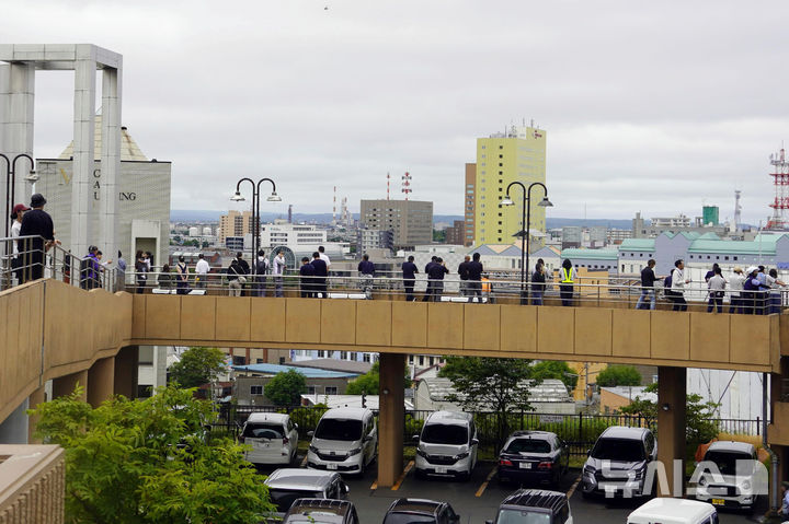 [구시로=AP/뉴시스] 30일(현지 시간) 러시아 캄차카반도 인근 해상에서 규모 8.7의 강진이 발생해 일본 일부 지역에 쓰나미 경보가 발령된 가운데 홋카이도 구시로의 임시 대피소에 사람들이 대피해 있다. 2025.07.30. 