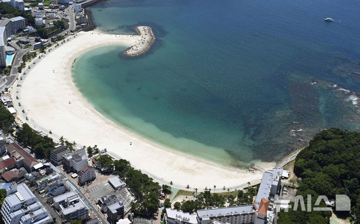 [와카야마=AP·교도/뉴시스]러시아 캄차카 반도 인근 해역에서 30일 규모 8.8 강진이 발생해 일본에서는 1m가 넘는 지진해일(津波·쓰나미)이 관측됐다. 사진은 이날 일본 와카야마현 시라하마 해변에 쓰나미 경보가 발령되면서 관광객이 대피해 해변이 텅 비어있는 모습. 2025.07.30.