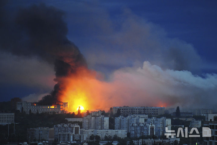[AP/뉴시스] 지난 6월 7일 우크라 동북부 하르키우 지역의 거주지에 러시아 미사일이 떨어지면서 불길과 연기가 솟아오르고 있다