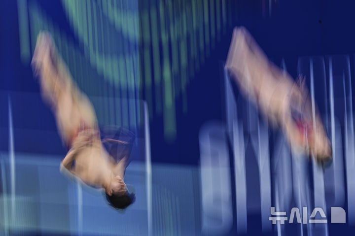 [싱가포르=AP/뉴시스] 이재경과 정다연이 30일(현지 시간) 싱가포르 스포츠 허브 아쿠아틱 센터에서 열린 2025 세계수영연맹(WA) 세계선수권대회 다이빙 혼성 3m 싱크로 결선 경기를 펼치고 있다. 이재경과 정다연은 228.72점으로 최종 14위를 기록했다. 기사 내용은 사진과 무관. 2025.07.30.