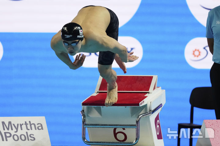 [싱가포르=AP/뉴시스] 황선우(강원도청)가 30일 싱가포르 세계수영선수권대회 아레나에서 열린 2025 세계수영연맹 세계선수권대회 경영 남자 자유형 100m 준결승에서 물에 뛰어들고 있다. 2025.07.30