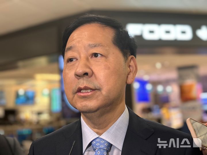 [워싱턴=뉴시스]이윤희 특파원 = 구윤철 경제부총리 겸 기획재정부 장관이 미국과 관세협상을 위해 29일(현지 시간) 워싱턴DC 인근 덜레스국제공항으로 입국하며 특파원들 질문에 답하고 있다. 2025.07.30.