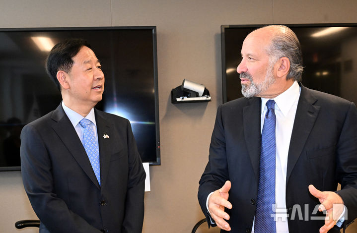 [세종=뉴시스] 한미 통상협의차 미국 워싱턴D.C.를 방문 중인 구윤철 부총리 겸 기획재정부 장관이 29일(현지시간) 김정관 산업통상자원부장관 및 여한구 통상교섭본부장과 함께 미국 상무부에서 하워드 러트닉 상무장관과 통상협의에 앞서 환담을 나누고 있다. (사진=기재부 제공) 2025.07.30. photo@newsis.com