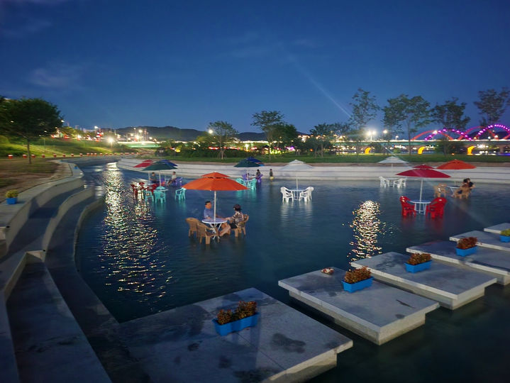 [안동=뉴시스] 낙동강변에 조성된 '물속 걷는 길' (사진=안동시 제공) 2025.07.30. photo@newsis.com *재판매 및 DB 금지