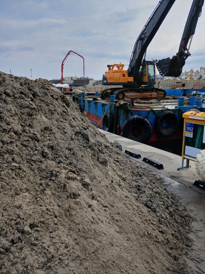 [강릉=뉴시스] 지난 5월 강릉시가 소돌항 어항 출입구 인근에서 준설작업을 하고 있는 모습.(사진=주민제공)photo@newsis.com *재판매 및 DB 금지