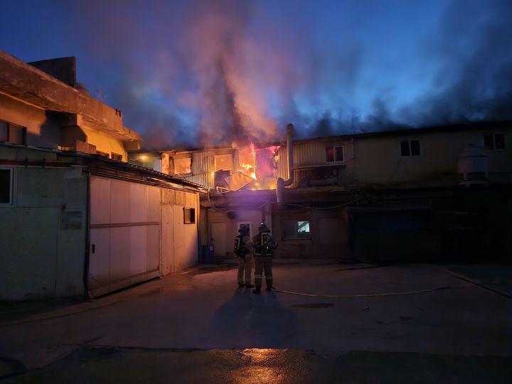 [부산=뉴시스] 30일 오전 부산 사상구의 한 신발 나염공장에서 원인이 밝혀지지 않은 불이 났다. (사진=부산소방재난본부 제공) 2025.07.30. photo@newsis.com *재판매 및 DB 금지