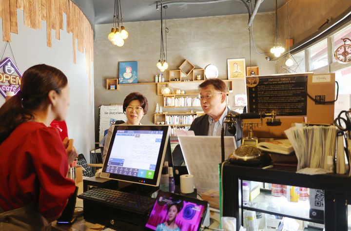 [서울=뉴시스] 소상공인시장진흥공단이 지난 29일 부담경감 크레딧 지원 사업의 현장 점검을 실시했다. (사진=소상공인시장진흥공단 제공) 2925.07.30. photo@newsis.com *재판매 및 DB 금지