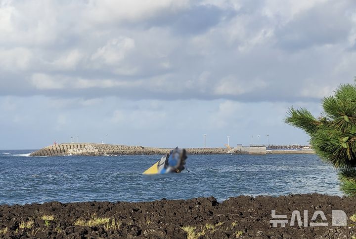 [제주=뉴시스] 30일 오전 제주 서귀포시 토평동 해상에서 바지선 침수 사고가 발생해 소방당국과 해경이 안전관리에 나서고 있다. (사진=제주소방안전본부 제공) 2025.07.30. photo@newsis.com