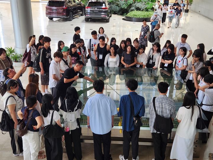 [천안=뉴시스] 폭스바겐 중국 상하이 공장을 방문한 캠프 참가 학생들. 2025.07.30. photo@newsis.com *재판매 및 DB 금지
