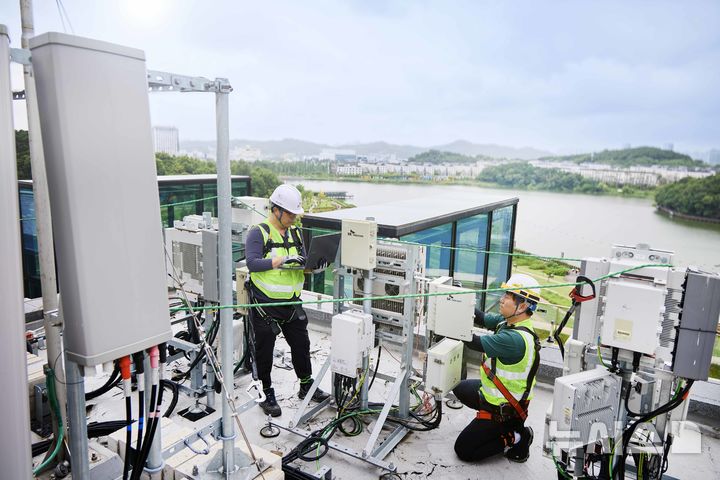 [서울=뉴시스]SK텔레콤은 여름 휴가철을 맞아 고객들에 최고의 통신 서비스를 제공하기 위해 8월 31일까지 특별 소통 상황실을 중심으로 이동통신 품질을 집중 관리한다고 30일 밝혔다. 사진은 SK텔레콤과 SK오앤에스 엔지니어가 경기도 화성시에서 통신장비를 점검하는 모습. (사진=SK텔레콤 제공)