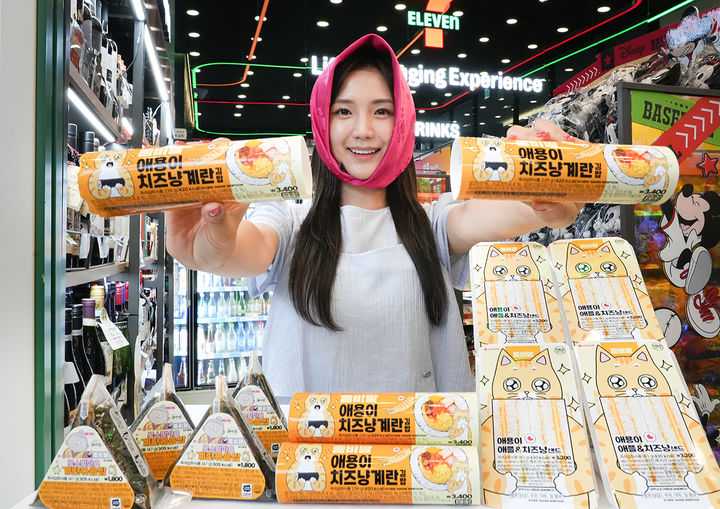 [서울=뉴시스] 편의점 세븐일레븐이 인기 네이버웹툰 '좀비가 되어버린 나의 딸(좀비딸)'과 IP(지식재산권) 협업을 통해 푸드 간편식 3종을 선보인다고 30일 밝혔다. (사진=세븐일레븐 제공) *재판매 및 DB 금지