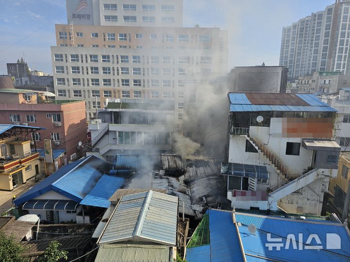 [청주=뉴시스] 30일 오전 7시6분께 충북 청주시의 한 음식점에서 불이나 연기가 치솟고 있다. (사진=청주동부소방서 제공) 2025.07.30. photo@newsis.com *재판매 및 DB 금지