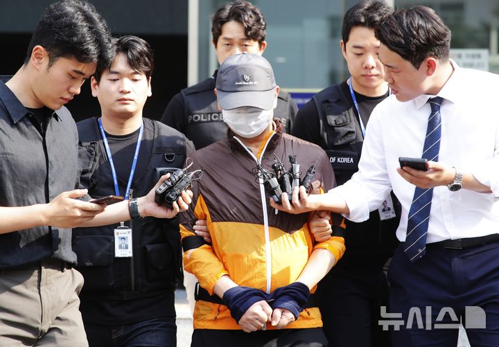 [인천=뉴시스] 김동영 기자 = 30일 오전 인천 남동구 논현경찰서에서 사제총기로 아들을 살해한 혐의 등으로 경찰에 구속된 60대 남성이 검찰에 송치되고 있다. 2025.07.30. dy0121@newsis.com 