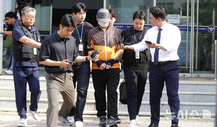 [인천=뉴시스] 김동영 기자 = 30일 오전 인천 남동구 논현경찰서에서 사제총기로 아들을 살해한 혐의 등으로 경찰에 구속된 60대 남성이 검찰에 송치되고 있다. 2025.07.30. dy0121@newsis.com 